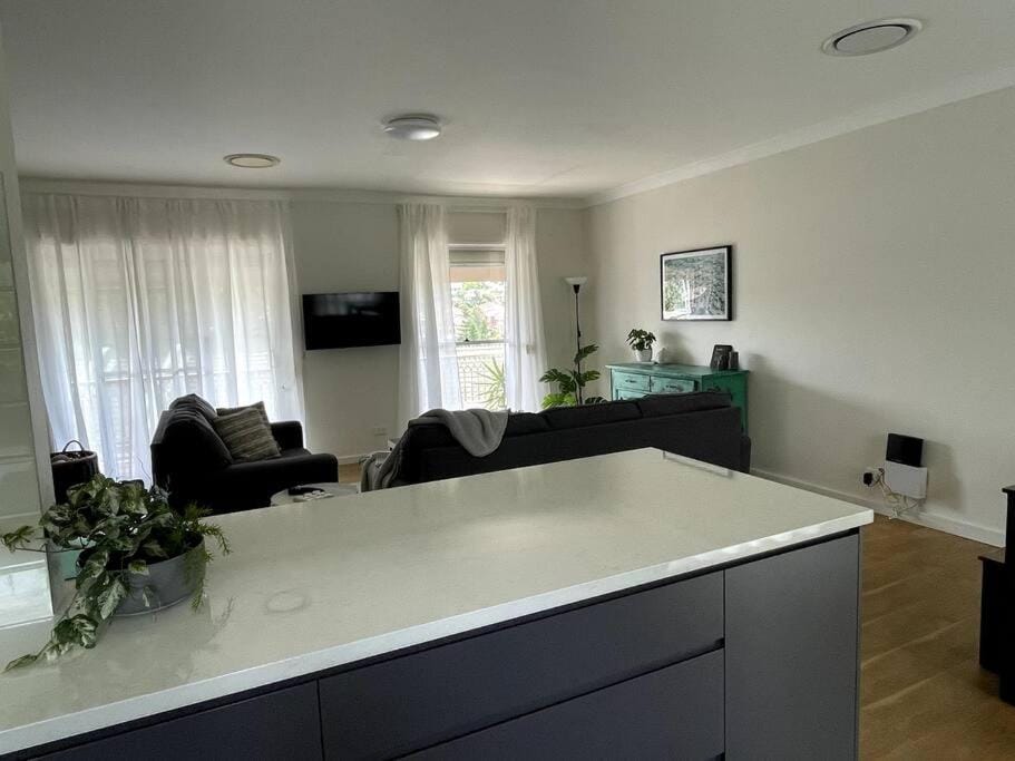 TV and multimedia, Kitchen or kitchenette, Living room, air conditioner