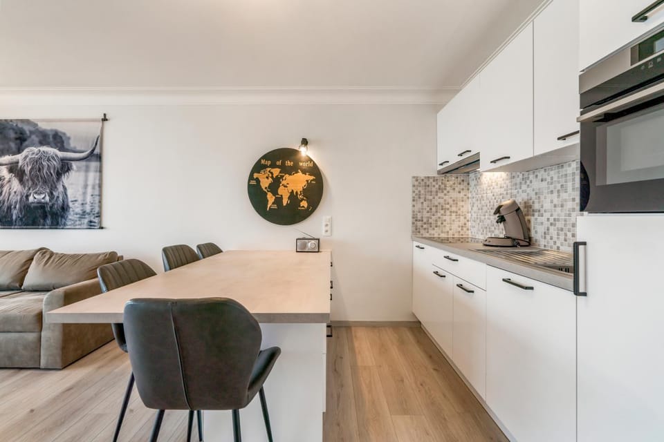 Kitchen or kitchenette, Seating area, Dining area