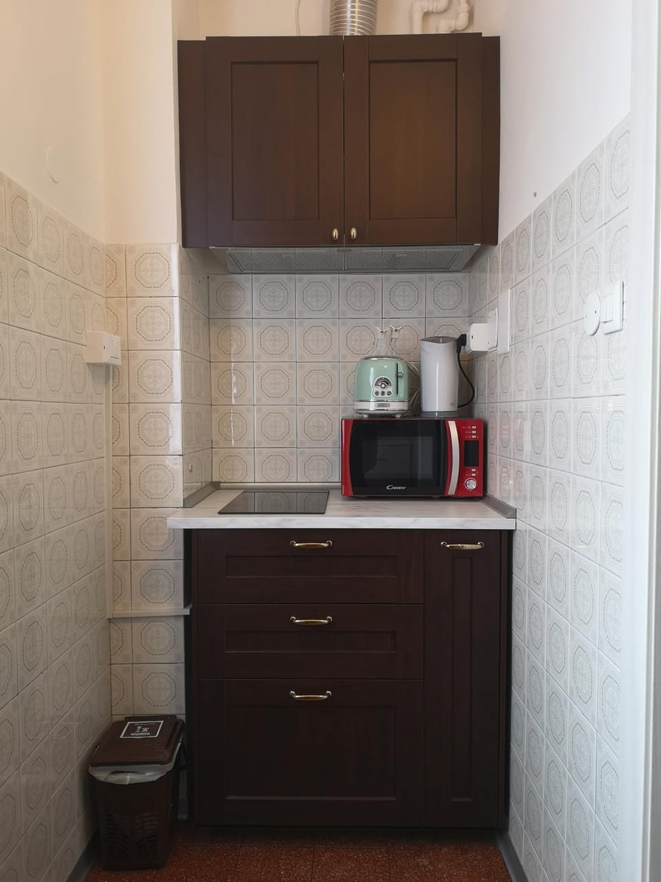Coffee/tea facilities, Kitchen or kitchenette, stove, toaster