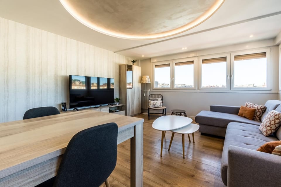 TV and multimedia, Living room, Seating area, Dining area