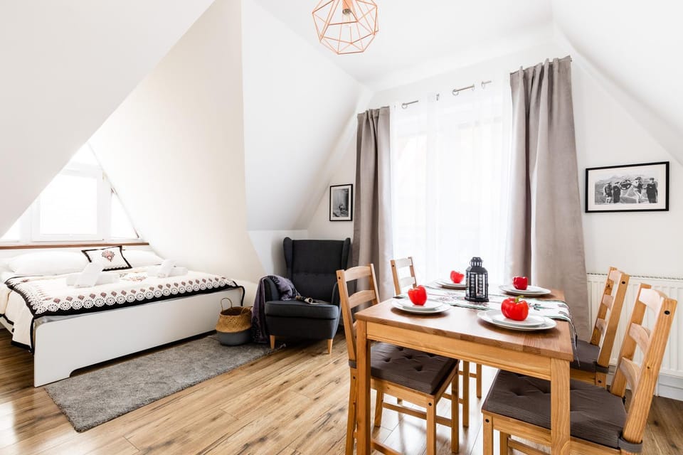 Bed, Dining area, Bedroom