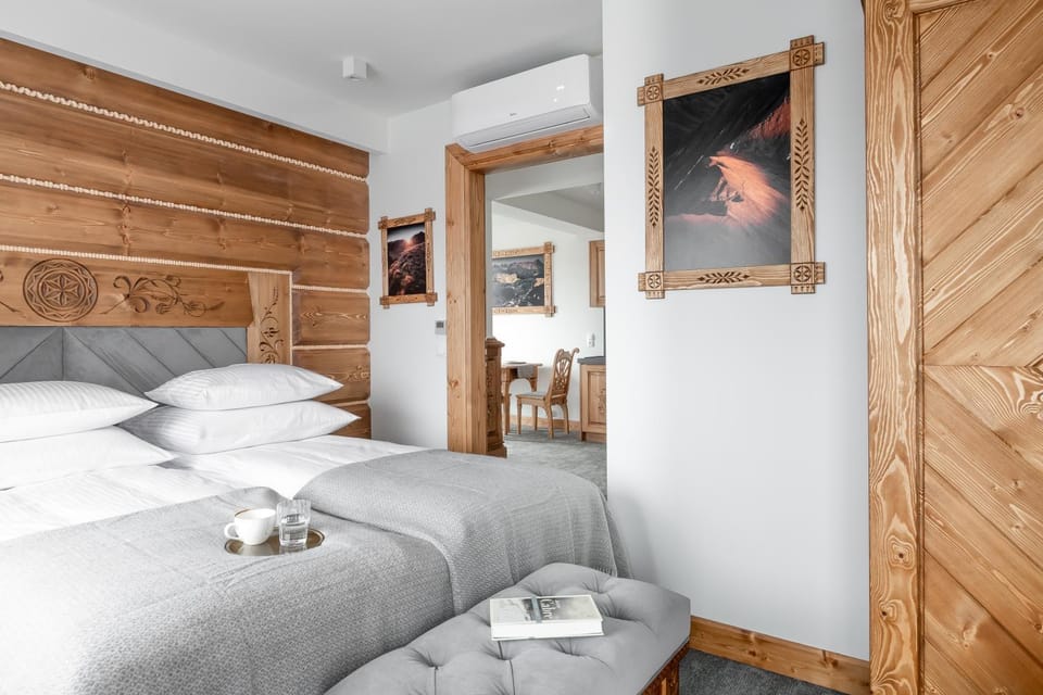 Bed, Photo of the whole room, Decorative detail, Bedroom, Drinks, air conditioner