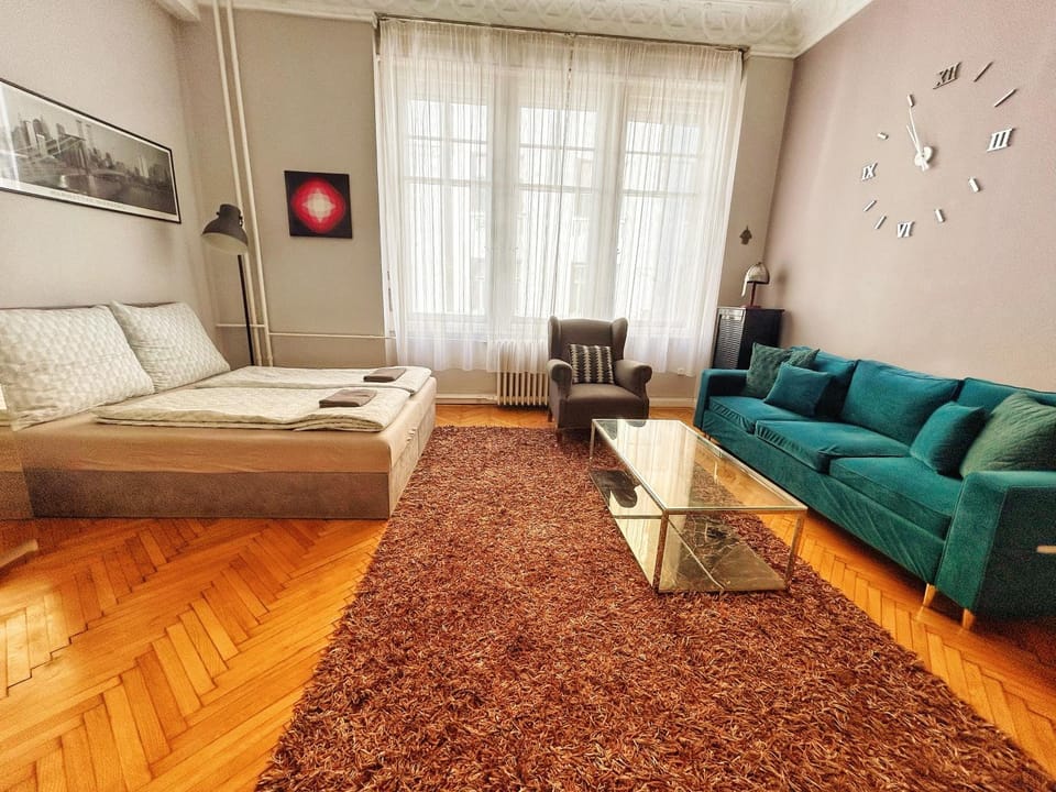 Bed, TV and multimedia, Living room, Photo of the whole room, Seating area, Bedroom