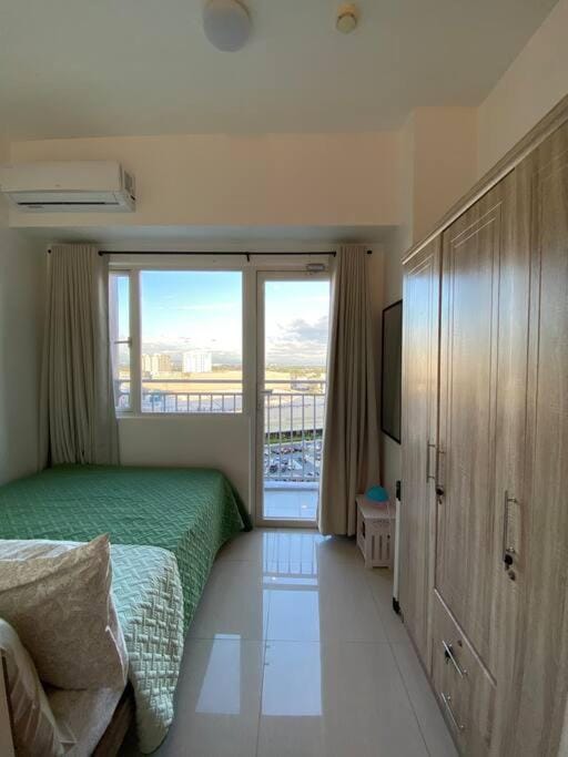 A Cozy 1 Bedroom Unit with a Parking at Tower 2 South Residences SM Southmall Apartment in Las Pinas