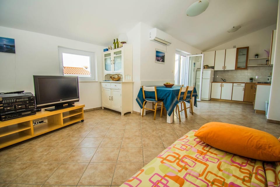 TV and multimedia, Living room, Seating area, Dining area