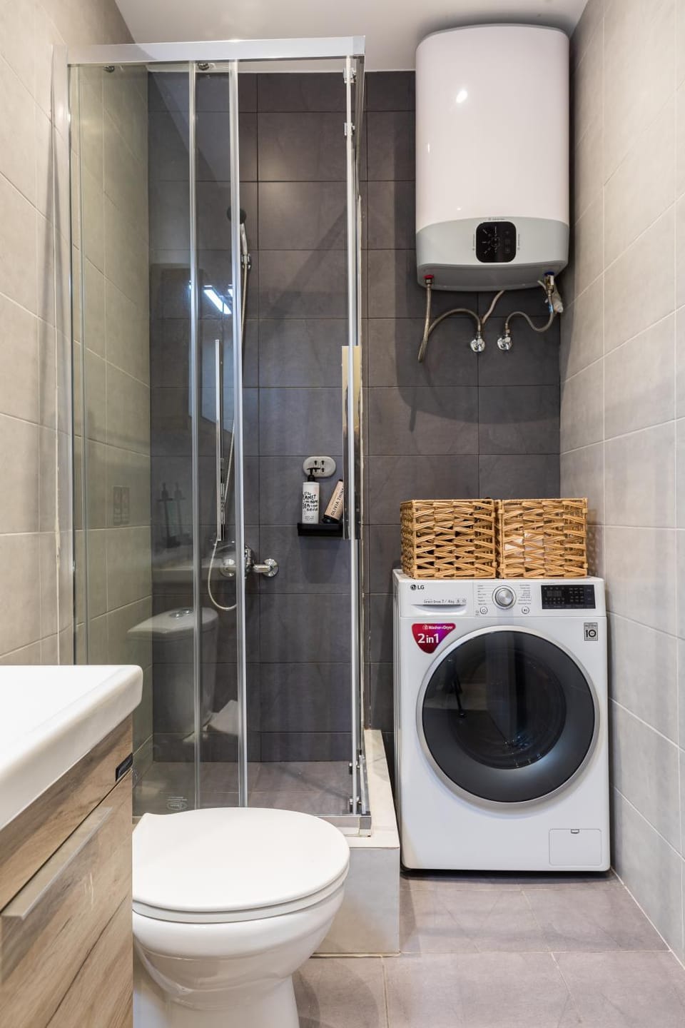 Shower, Toilet, Bathroom, towels, washing machine