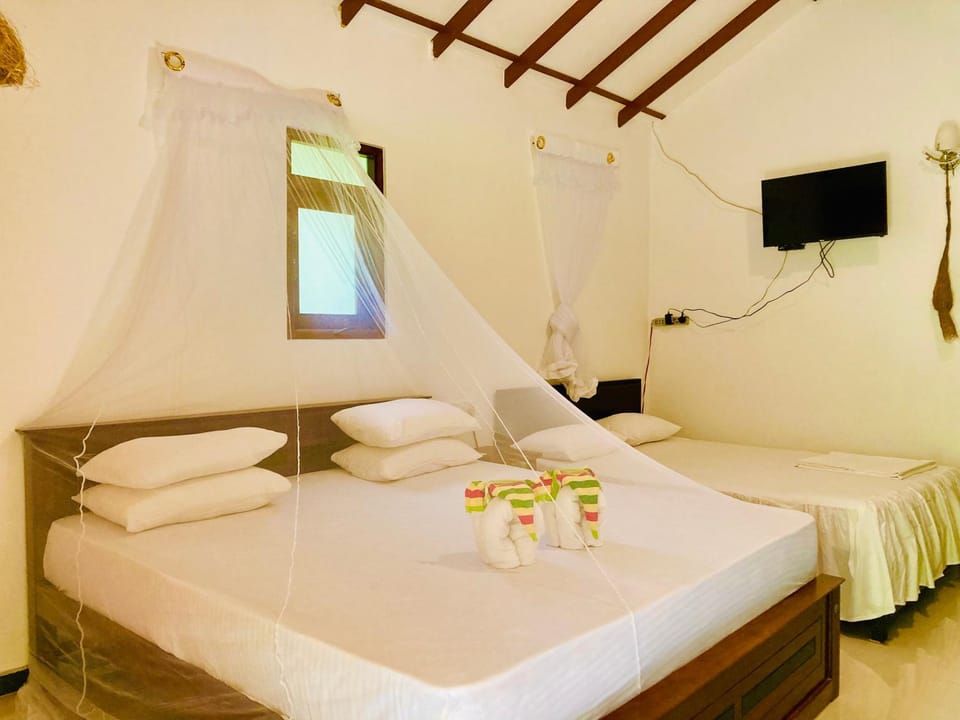 Bed, TV and multimedia, Bedroom, towels
