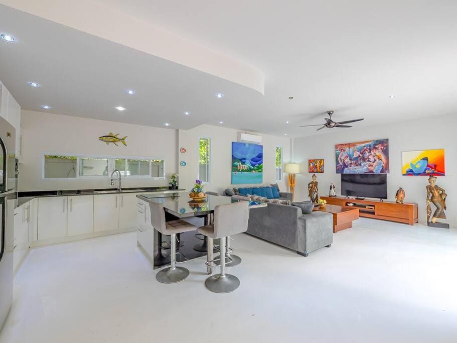 Living room, Dining area