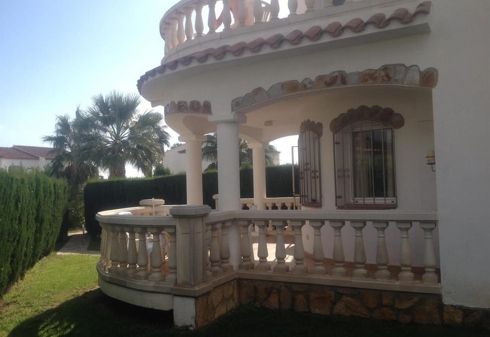 Lovely villa in family resort Villa in Miami Platja