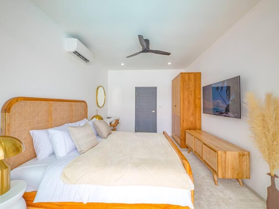 Bed, Photo of the whole room