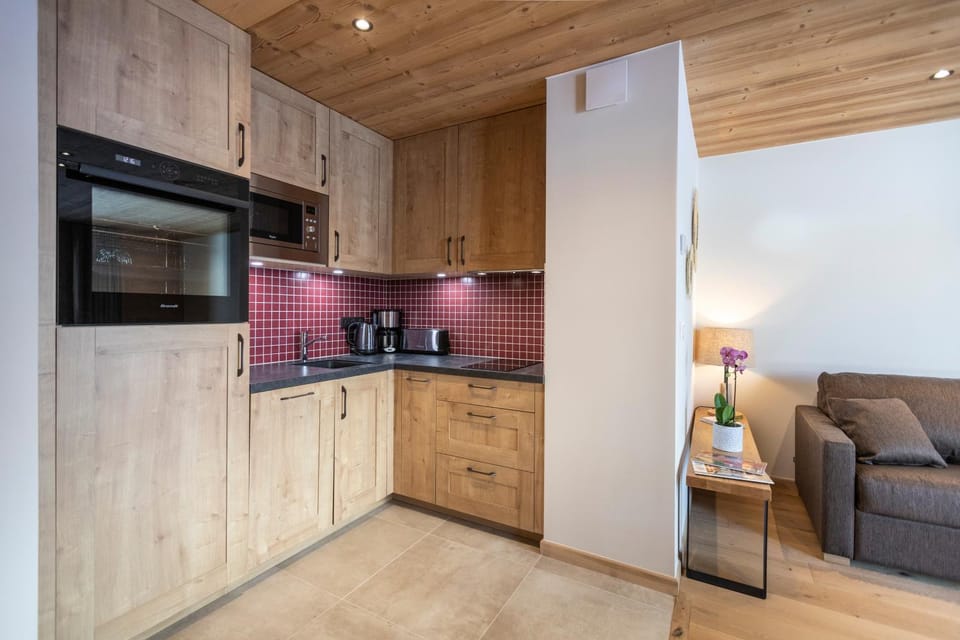 Kitchen or kitchenette, dishwasher, oven