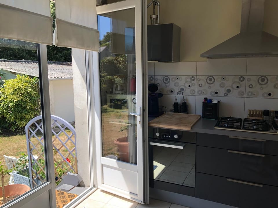 Kitchen or kitchenette, Garden view