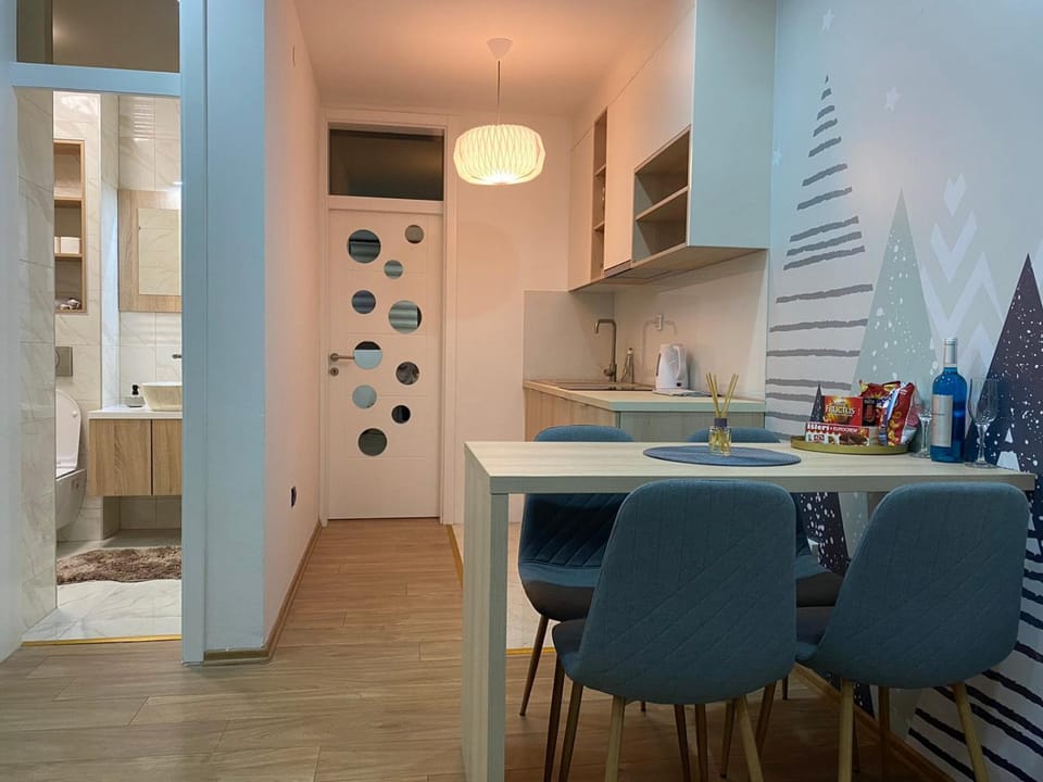 Kitchen or kitchenette, Dining area
