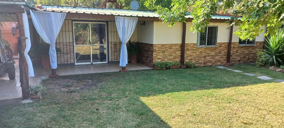 Casa en Playa Hermosa, para 6 personas, a 4 cuadras de la playa totalmente cercada a 7 minutos de Piriápolis House in Maldonado Department, Uruguay