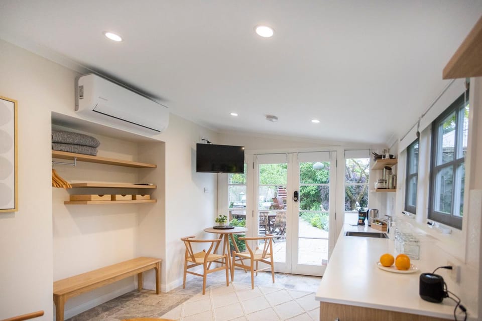 Silk Tree Studio - Steps to Cook Park Apartment in Orange