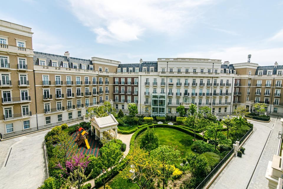 Property building, Facade/entrance, Spring, Garden, Balcony/Terrace, City view, Garden view, Location