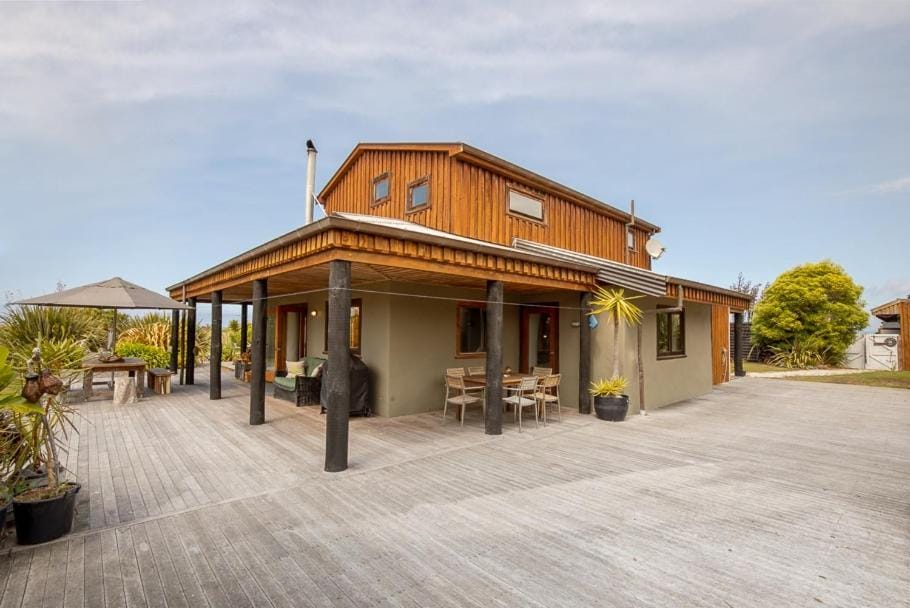 Straw bale house by the sea, Kaikoura House in Canterbury