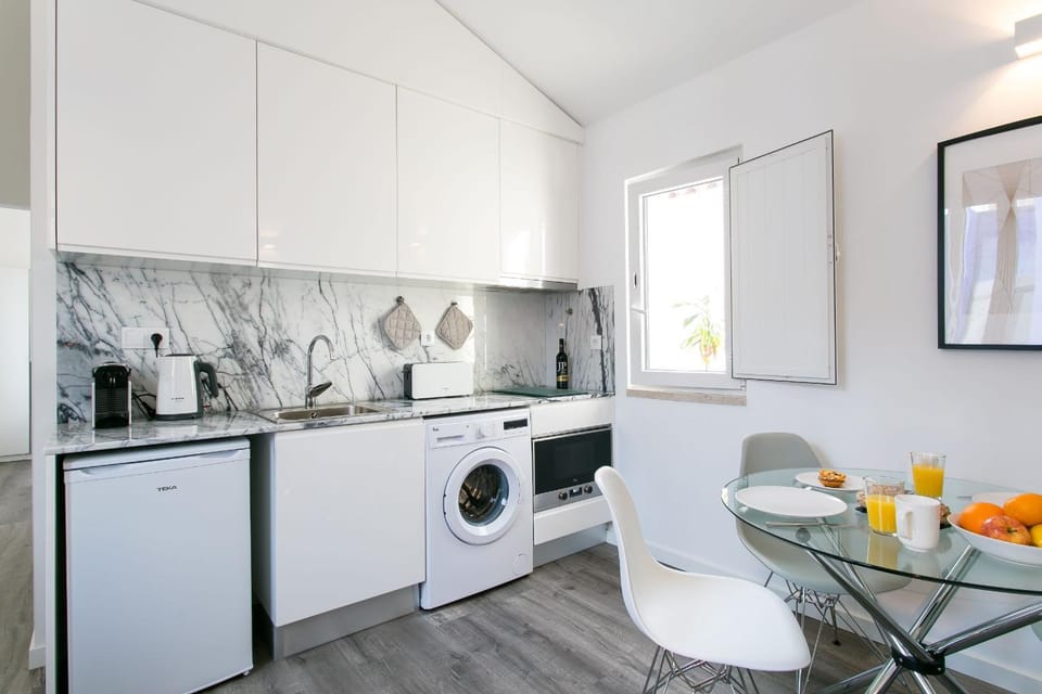 Kitchen or kitchenette, Dining area
