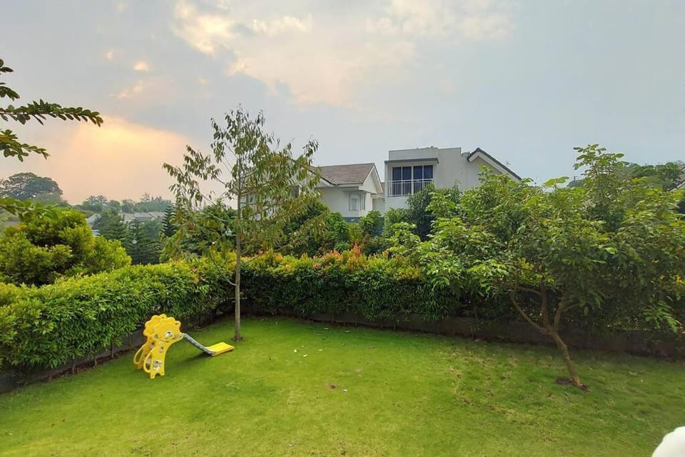 Villa Swandara Rancamaya With Netflix, Youtube, SmartTV and Nice Backyard Villa in West Java