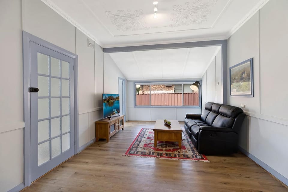 Coastal Family Retreat, Walk to Beach & Lake House in The Entrance