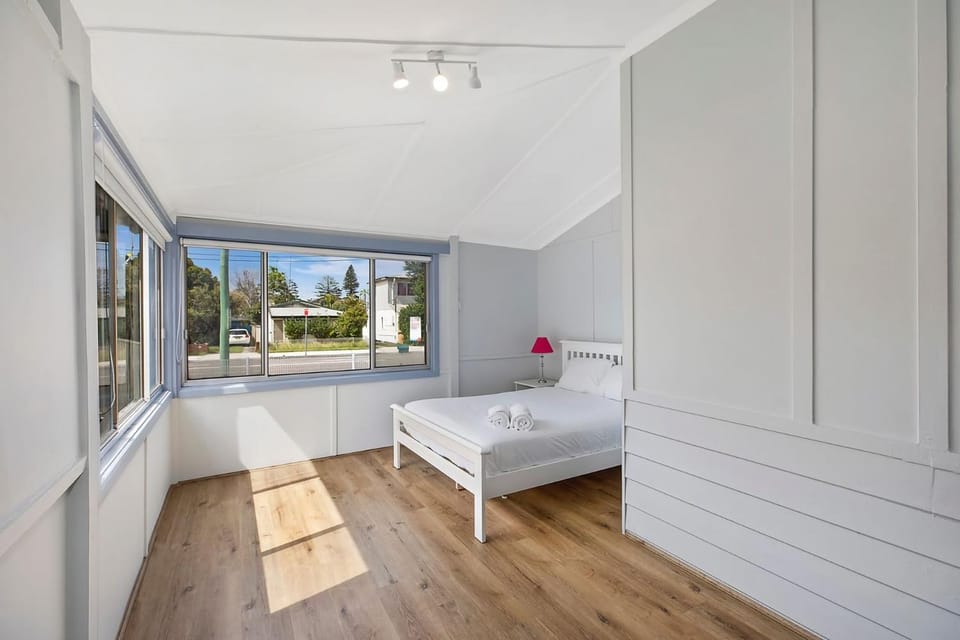 Coastal Family Retreat, Walk to Beach & Lake House in The Entrance
