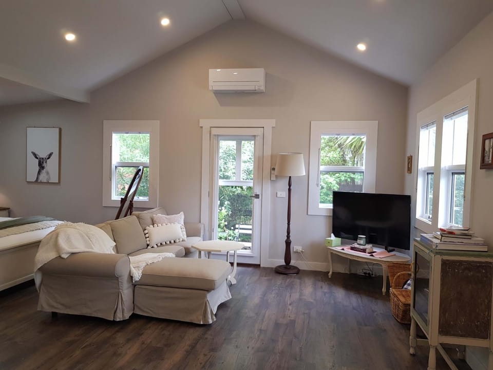 Communal lounge/ TV room, TV and multimedia, Living room, Seating area, Evening entertainment, air conditioner