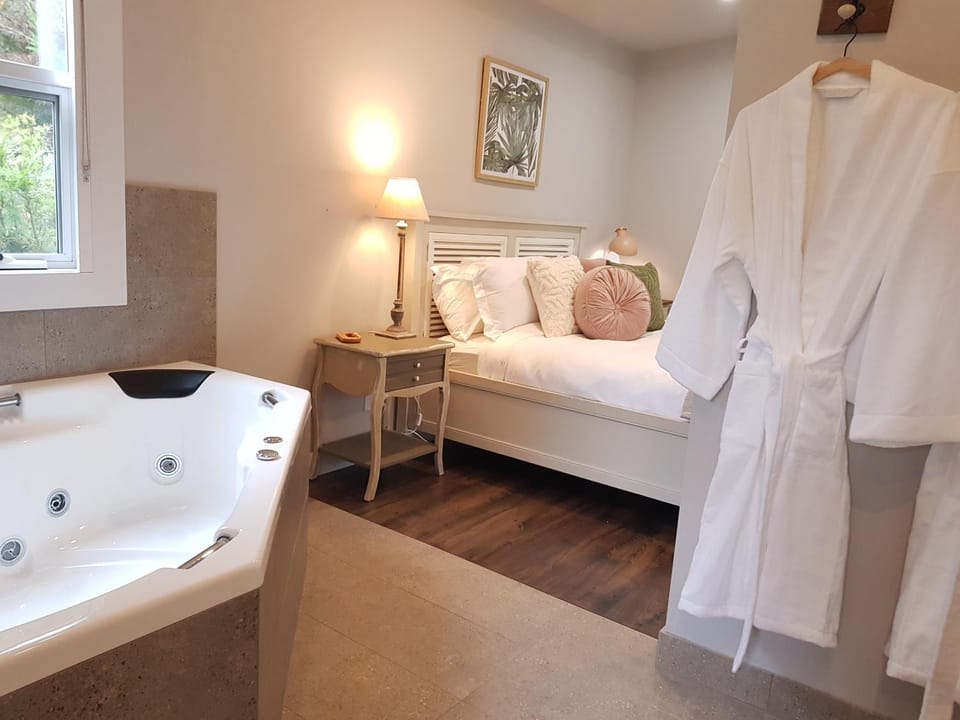 Bed, Hot Tub, Bathroom, Bath, towels