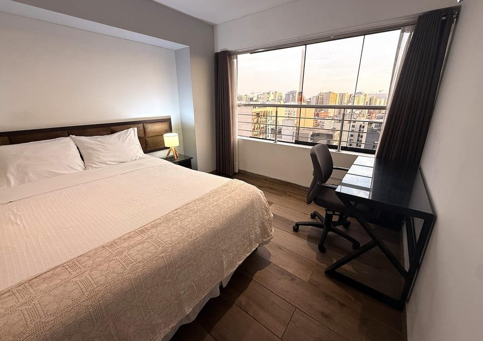 Bed, TV and multimedia, Photo of the whole room, Seating area, City view, internet