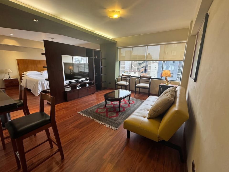 Communal lounge/ TV room, TV and multimedia, Living room, Photo of the whole room, City view, Street view