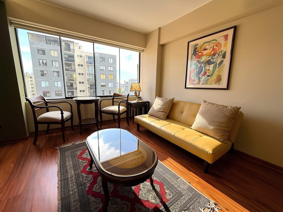 Communal lounge/ TV room, TV and multimedia, Living room, Photo of the whole room, Dining area, City view, Street view, Quiet street view, furniture, internet