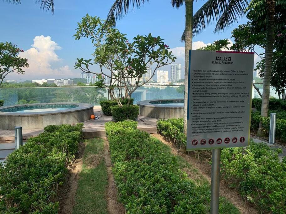 Amazing Pool View Staycation - Netflix n Sanitize6 Apartment in Selangor, Malaysia