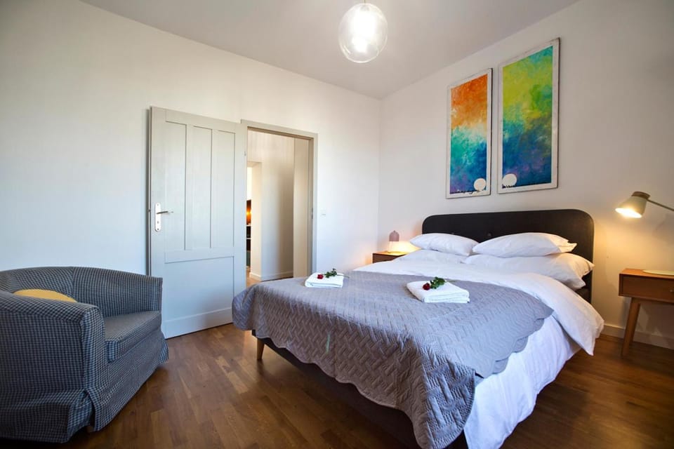 Photo of the whole room, Bedroom