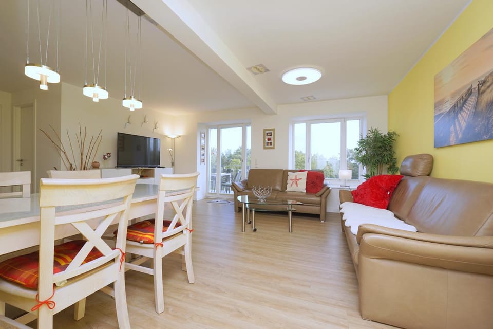 TV and multimedia, Living room, Seating area, Dining area