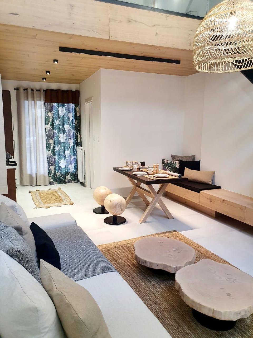 Living room, Seating area, Dining area