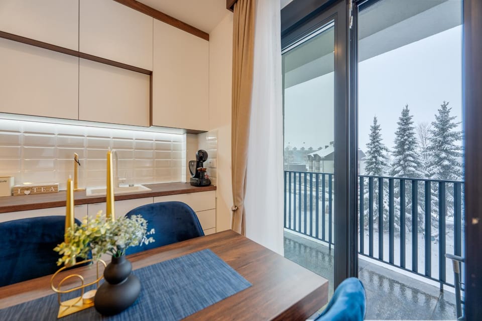 Balcony/Terrace, Dining area, Mountain view