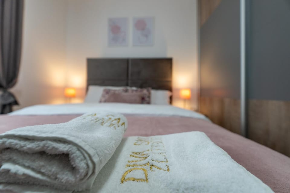 Bed, towels