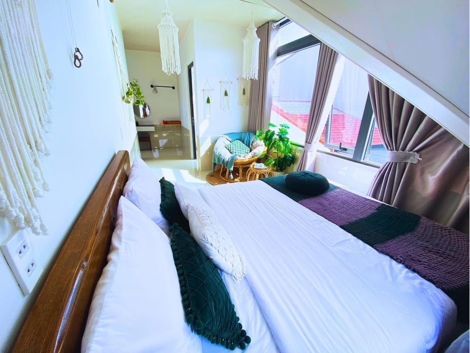 Bed, Living room, Photo of the whole room, Seating area, Bedroom