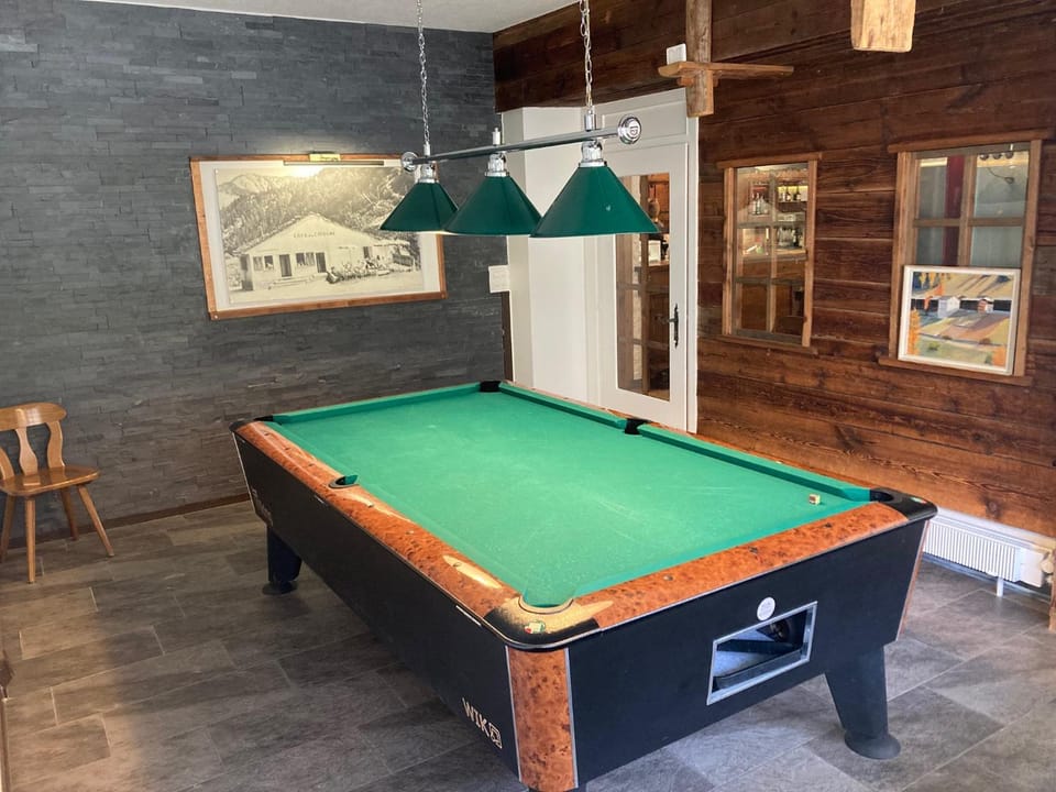 Billiard, Game Room