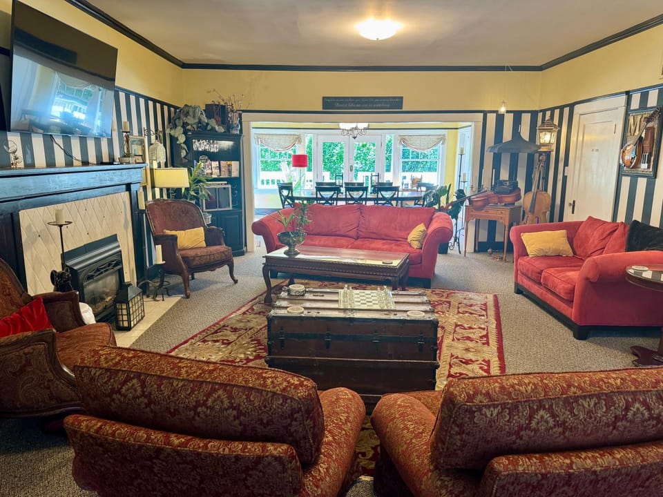 Living room, Seating area