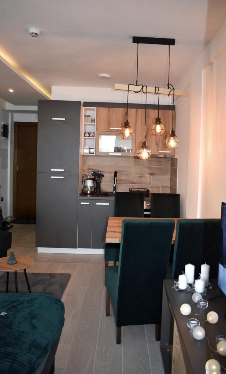 Kitchen or kitchenette, Dining area