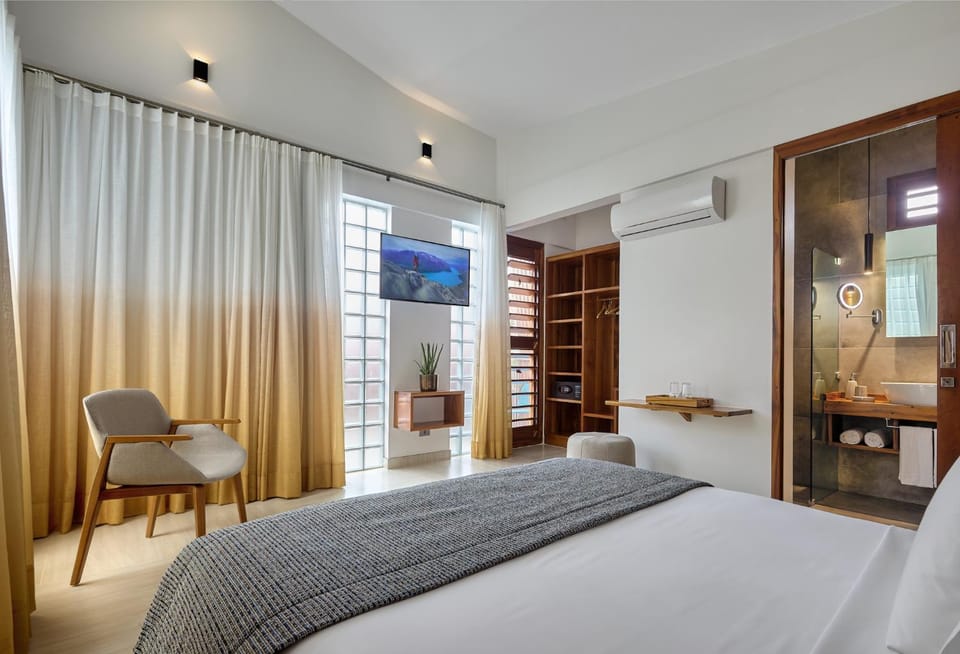 Bed, TV and multimedia, Evening entertainment, Bedroom, fireplace, hair dresser, wardrobe, air conditioner
