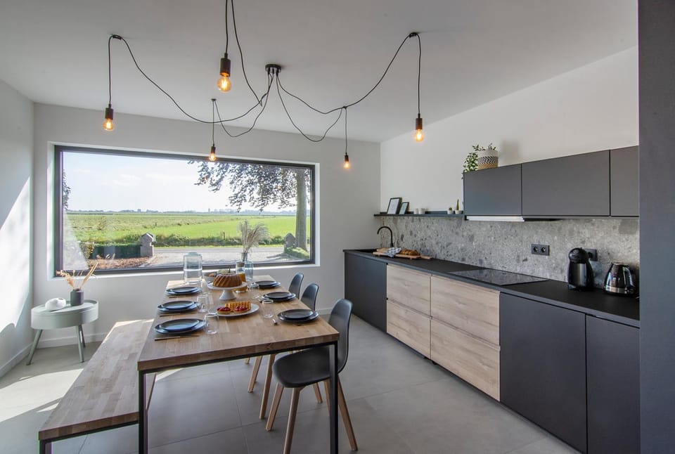 Kitchen or kitchenette, Dining area