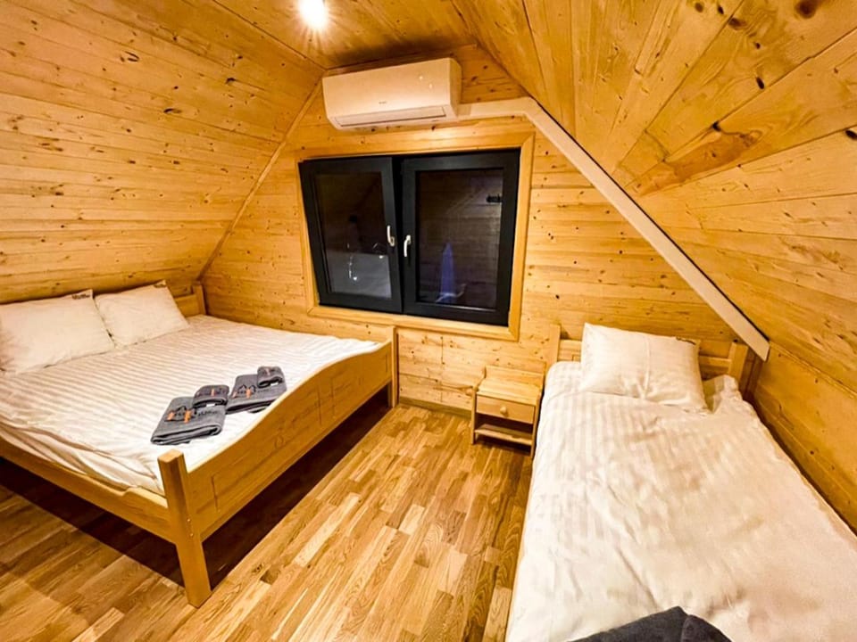 View (from property/room), Photo of the whole room, Garden view, towels, wardrobe, air conditioner
