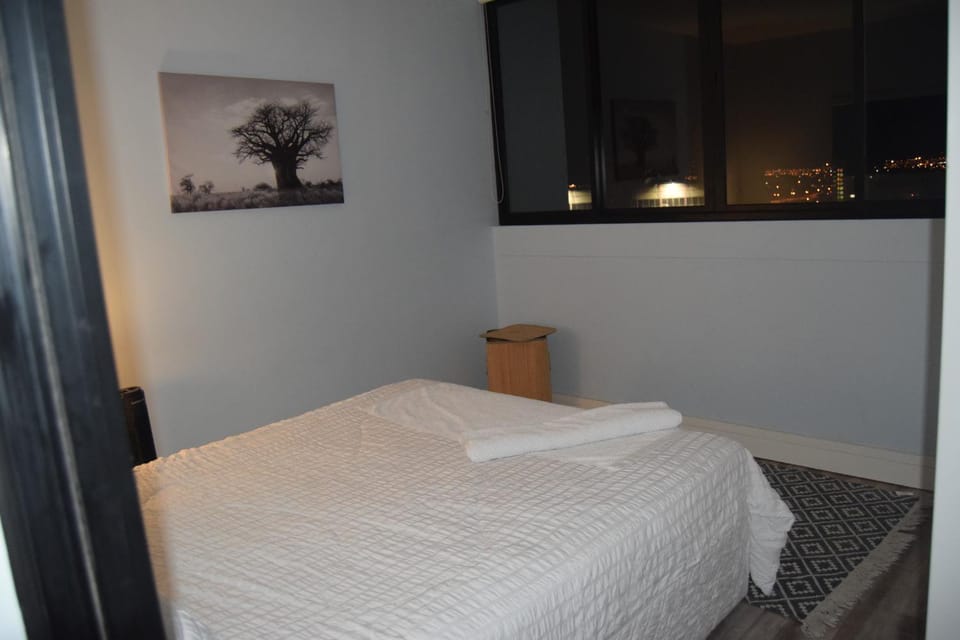 Bed, Photo of the whole room, Decorative detail, Bedroom, City view