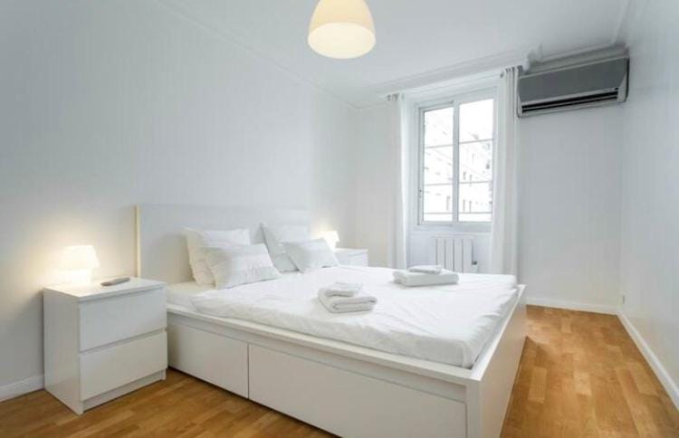 BIG WHITE Apartment in Nice