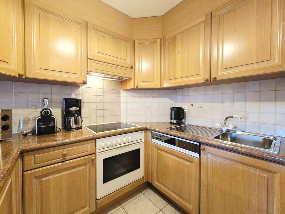 Kitchen or kitchenette, dishwasher, stove