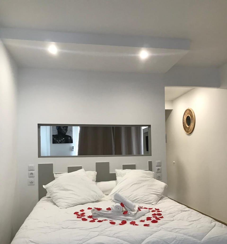 Lady laying Apartment in Le Diamant
