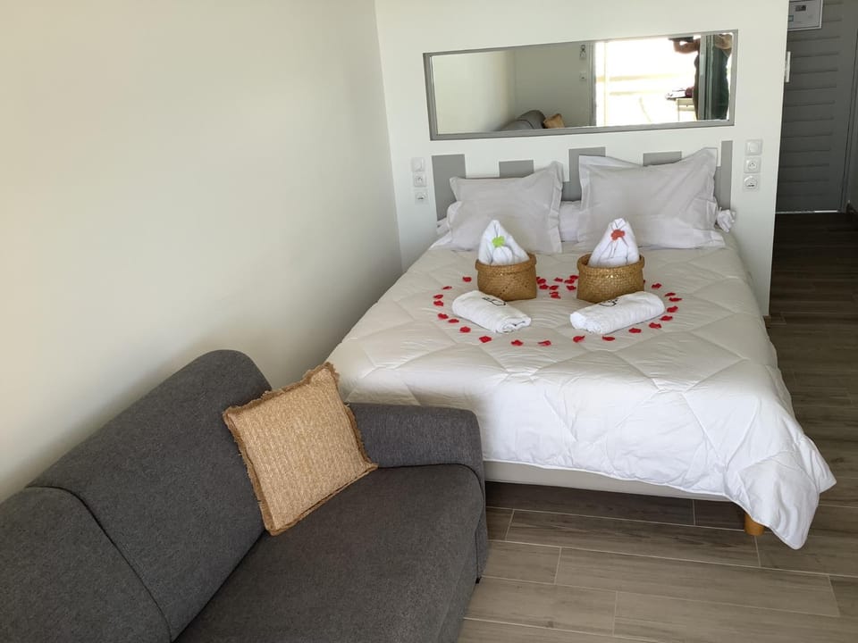 Lady laying Apartment in Le Diamant