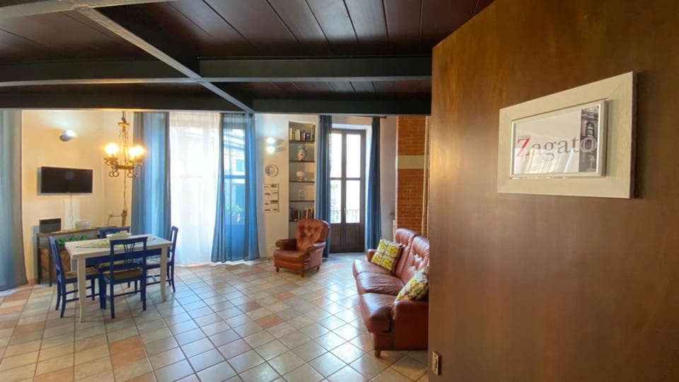 Living room, Lounge or bar, Seating area, Dining area