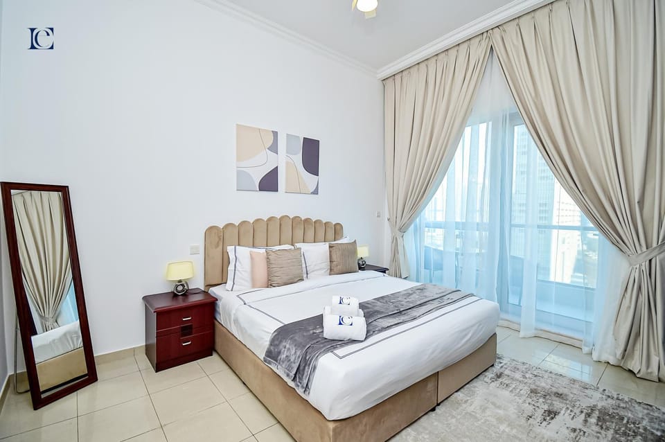 Photo of the whole room, Bedroom, towels